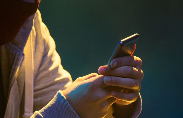 Levantamento identifica 173 vítimas de deepfakes sexuais em escolas