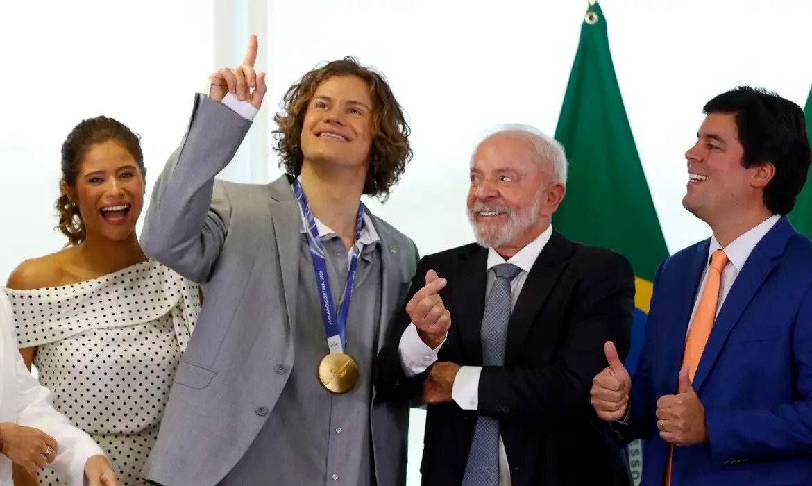 Lula recebe medalhista Lucas Pinheiro e anuncia mudanças na Lei de Incentivo ao Esporte