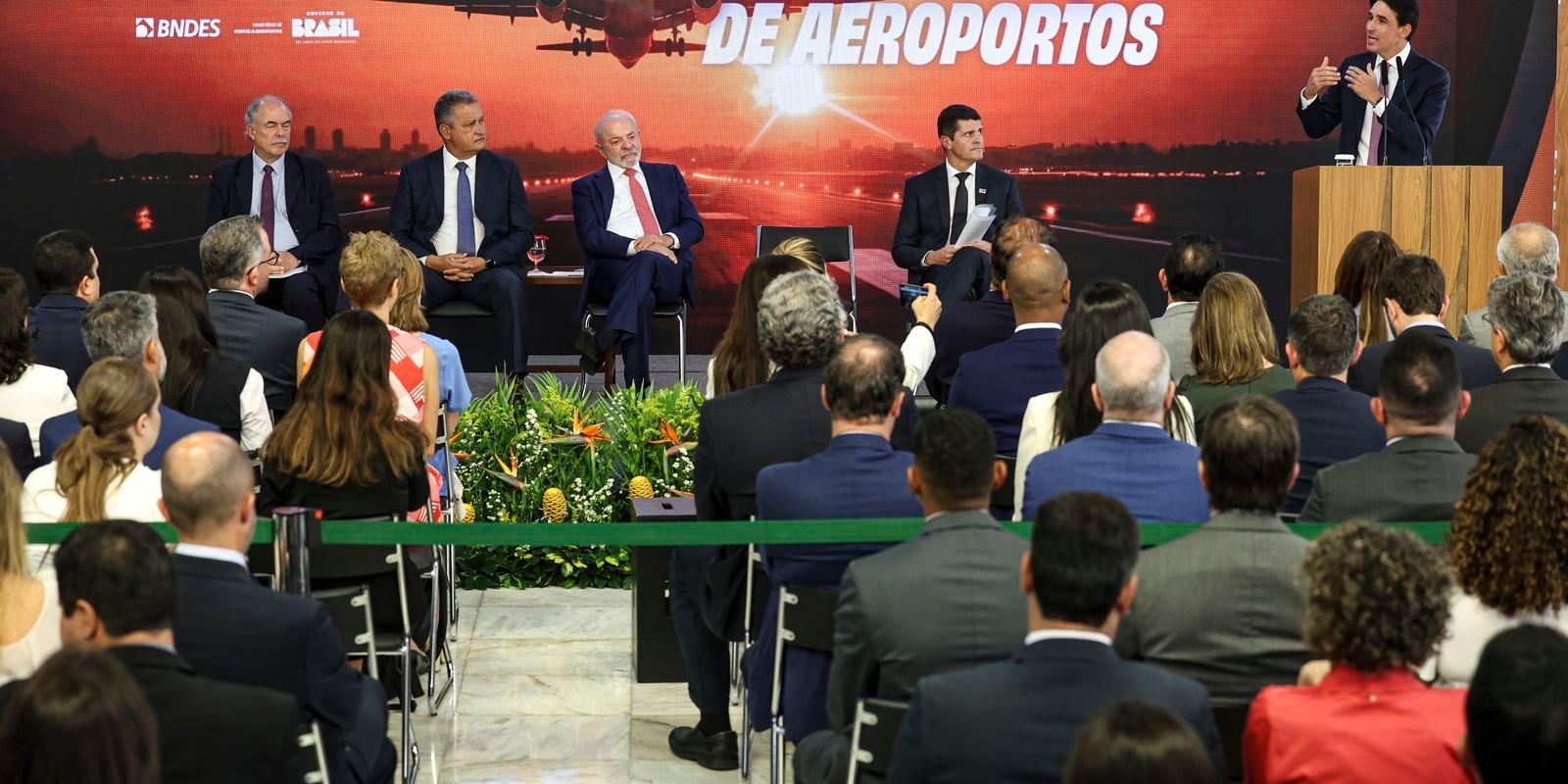 Ministro celebra anúncio de R$ 5,7 bi para ampliar aeroportos no país