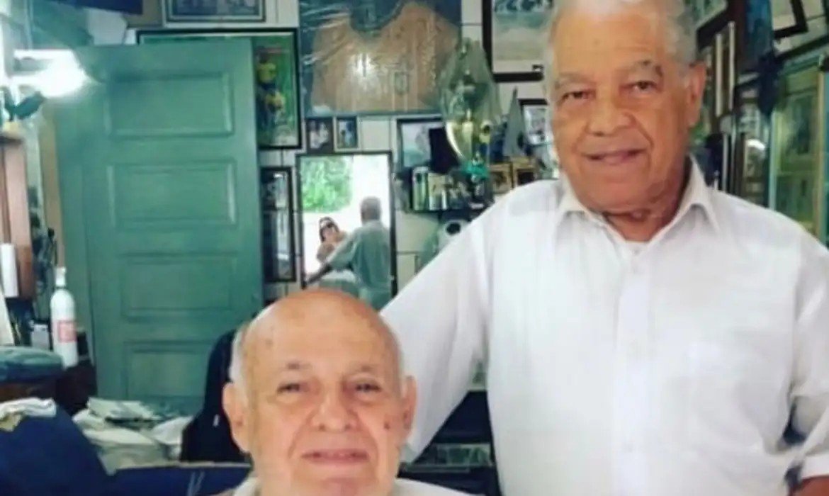 Morre Didi, barbeiro que criou o topete icônico de Pelé