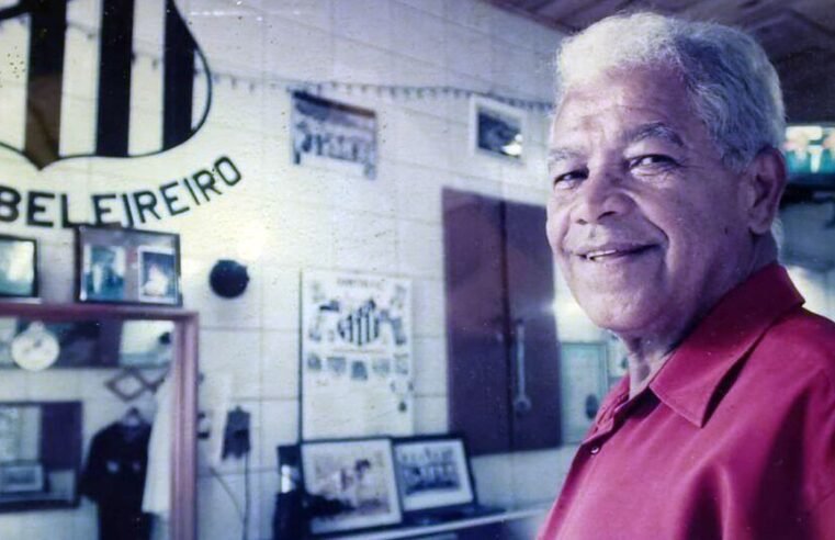 Morre o barbeiro que moldou o topete do Rei Pelé