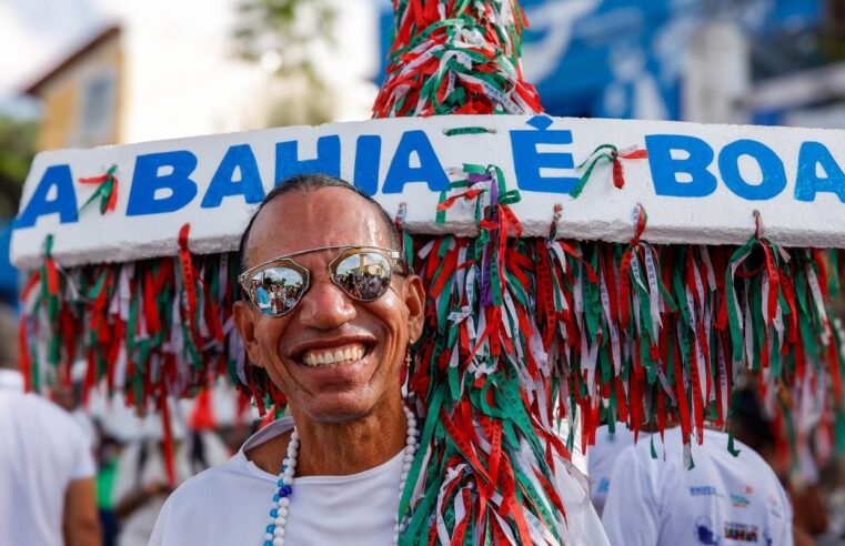 Multidão lota Rio Vermelho, em Salvador, para celebrar Iemanjá
