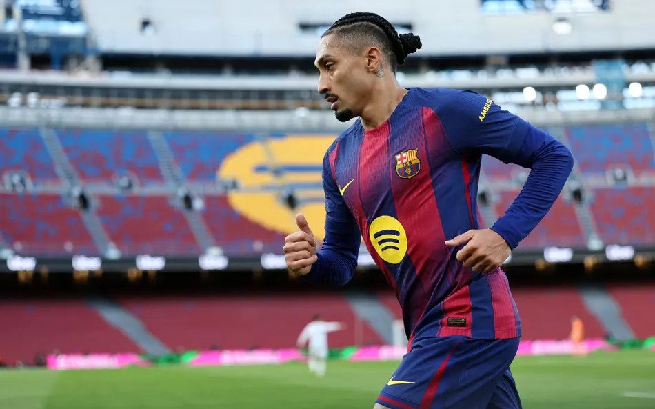 Raphinha aumenta o coro de insatisfação do Barcelona contra arbitragens: ‘Regras diferentes’