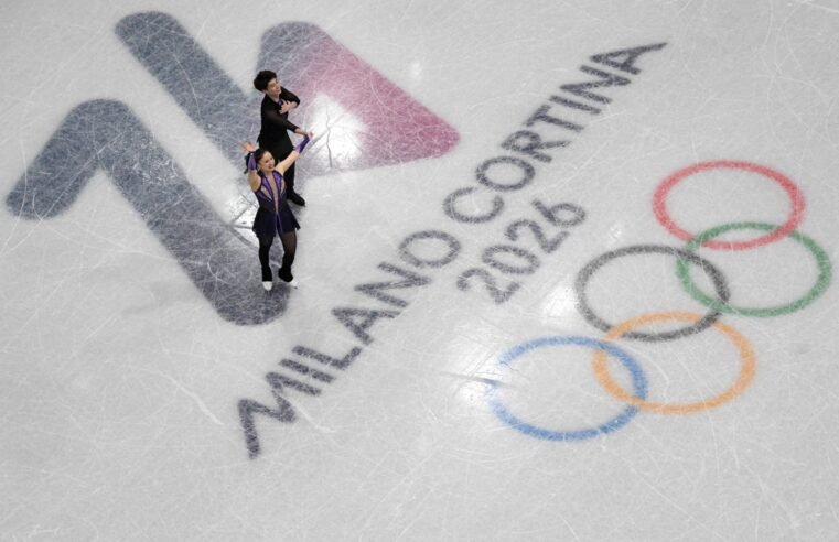 Rebeca Andrade conduz bandeira olímpica na abertura dos Jogos de Inverno Milão-Cortina 2026