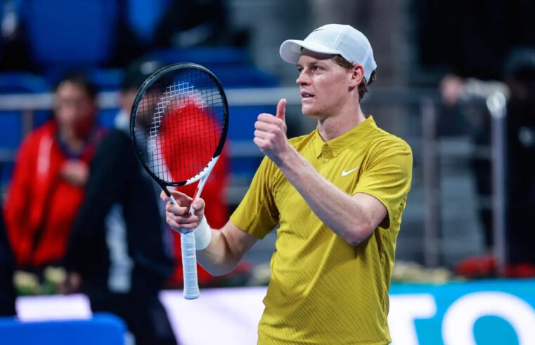 Sinner dá show no serviço e soma 21ª vitória na temporada em bela estreia no ATP 500 de Doha