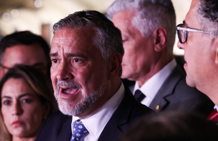 Base do governo pede indiciamento de Bolsonaro na CPMI do INSS