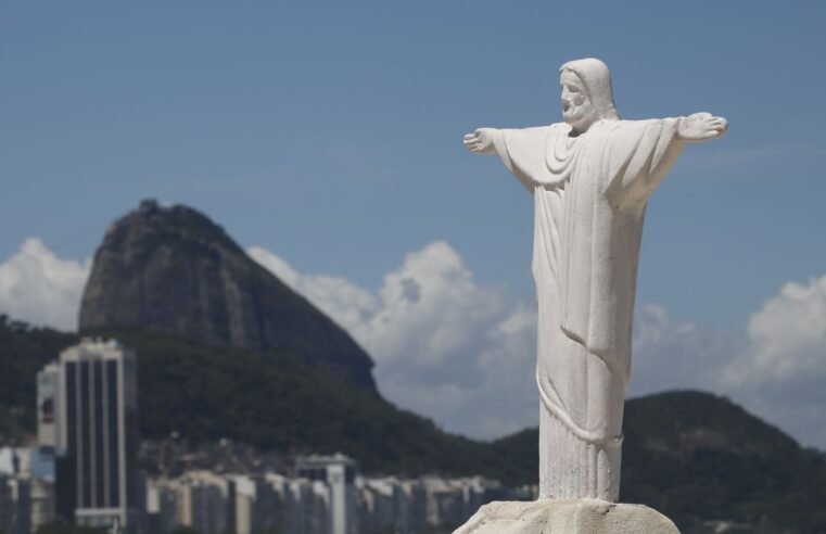 Cristo Redentor ilumina campanha contra feminicídio com futebol feminino