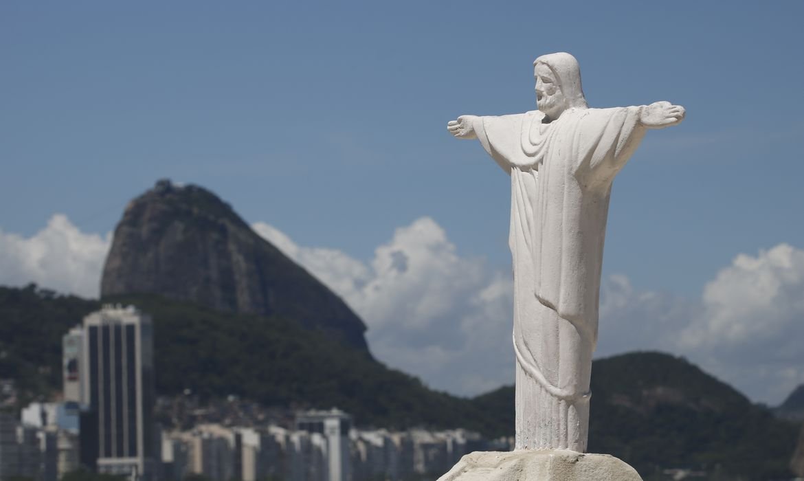 Cristo Redentor ilumina campanha contra feminicídio com futebol feminino