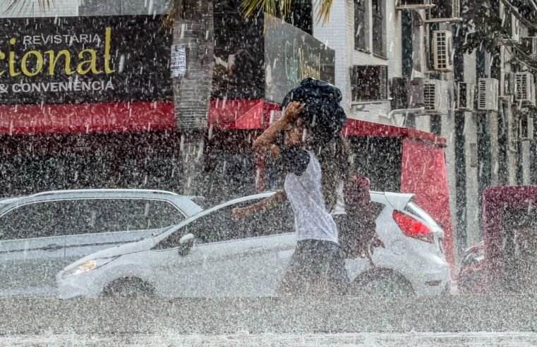 DF e 10 estados têm alerta laranja de chuva neste sábado