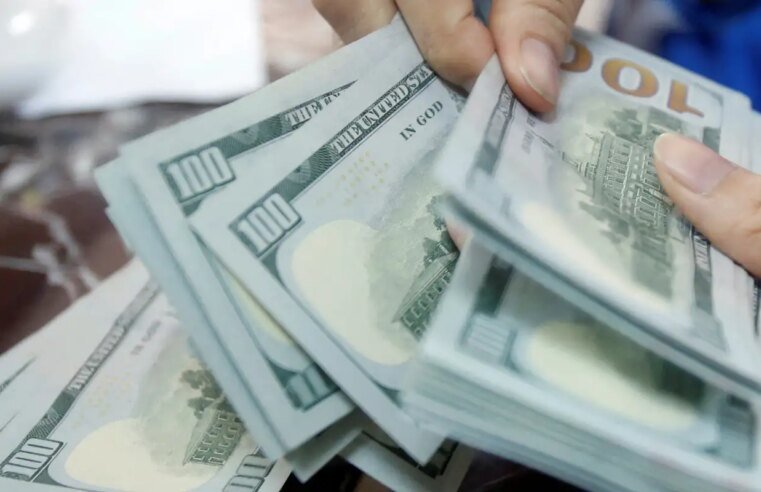 Dólar cai para R$ 5,22, e bolsa sobe 1,6% com alívio no Oriente Médio