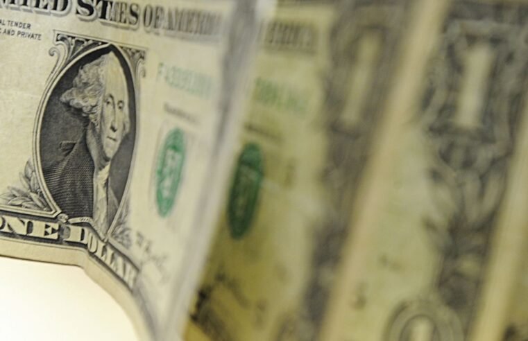Dólar cai para R$ 5,24, e bolsa sobe 3,24% após fala de Trump