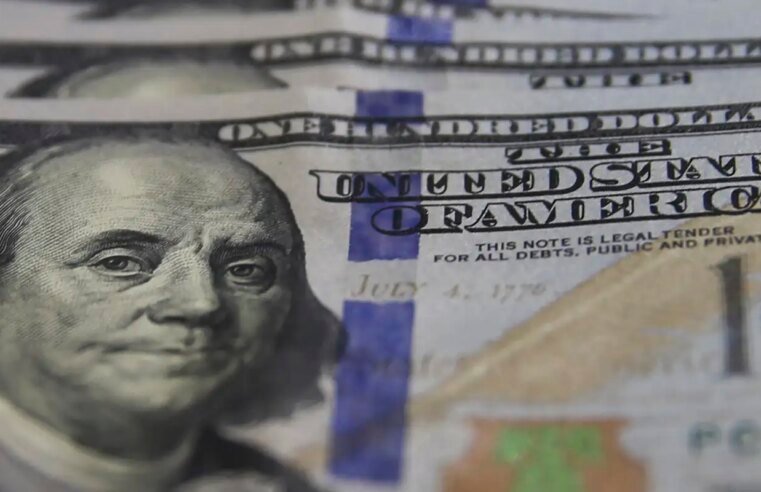 Dólar sobe e petróleo dispara com ataque militar ao Irã; entenda