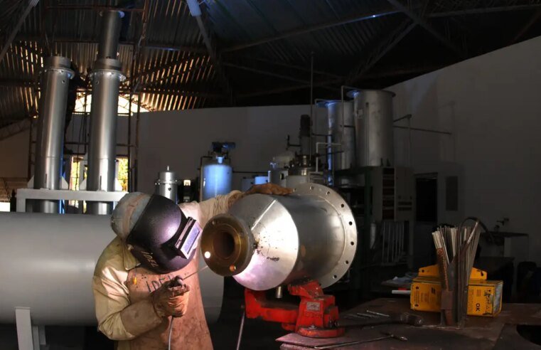 Faturamento da indústria sobe 2,3% em janeiro, mas está abaixo de 2025