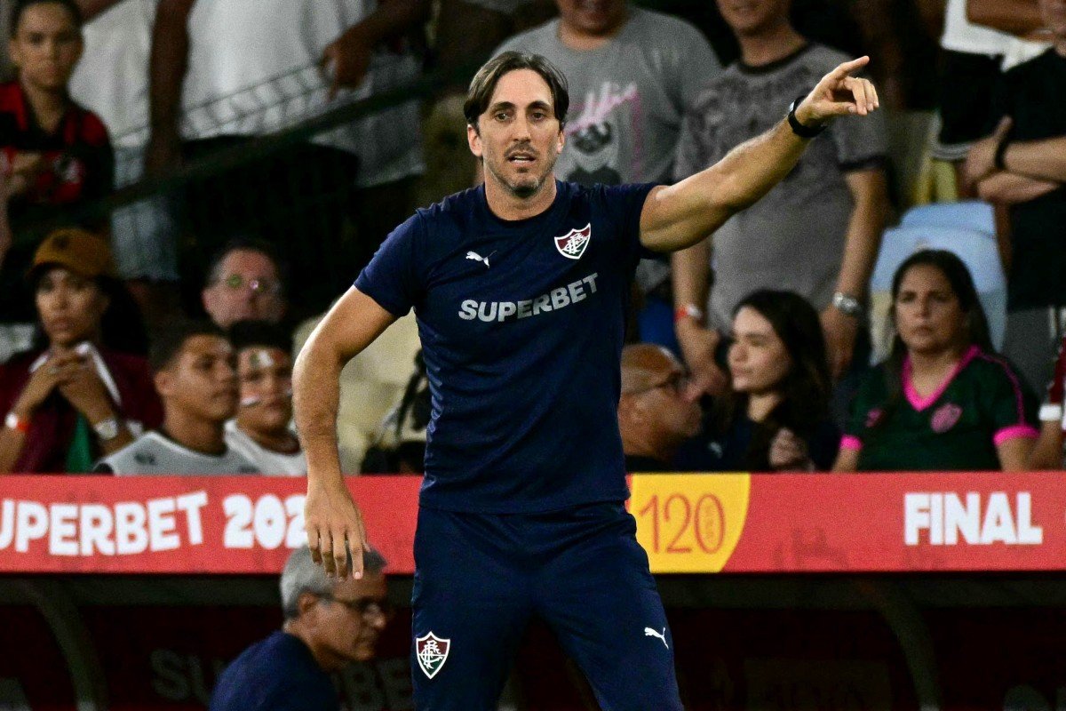 Fluminense sofre sustos, mas bate Athletico-PR e entra na briga pela liderança do Brasileirão