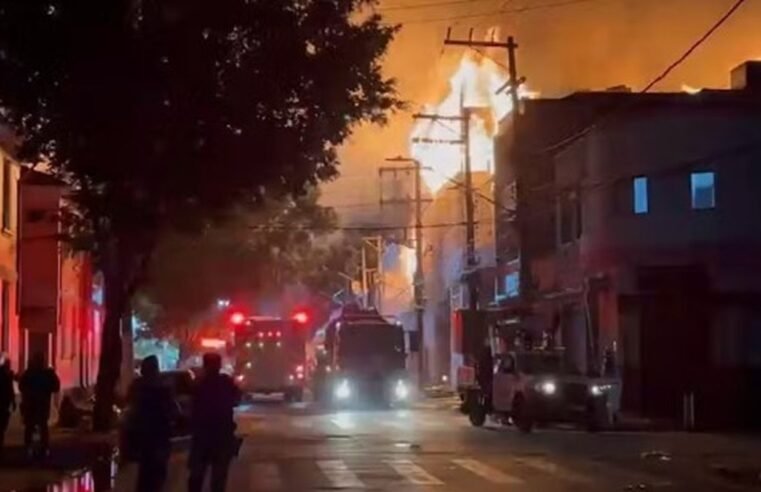 Incêndio de grandes proporções atinge fábrica no Brás, em São Paulo