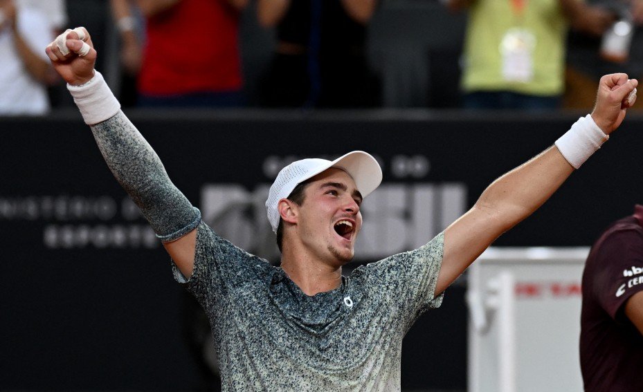 João Fonseca é campeão de torneio-exibição com prêmio de US$ 1 milhão