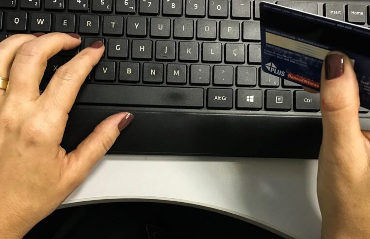 Juros do cartão de crédito pesam mais para famílias em fevereiro