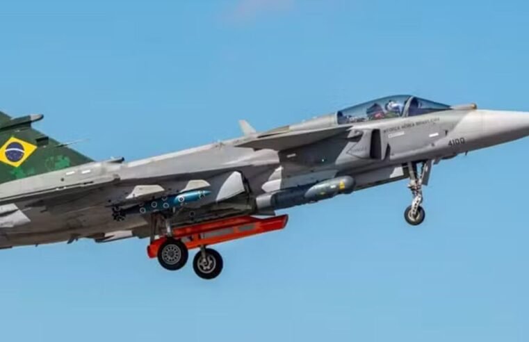 Lula batiza primeiro caça Gripen produzido no Brasil