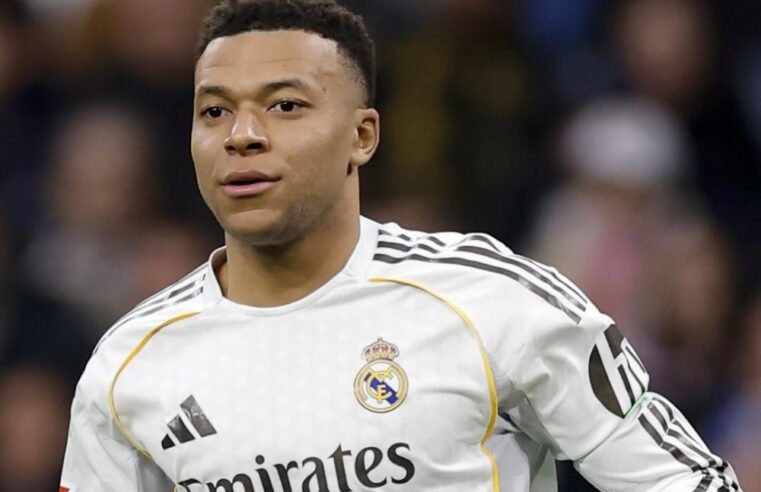 Mbappé vai a Paris para fazer exames no joelho, sem previsão de cirurgia ‘no momento’