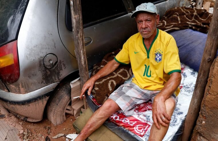 Morador de Juiz de Fora vive entre escombros de casa atingida por lama