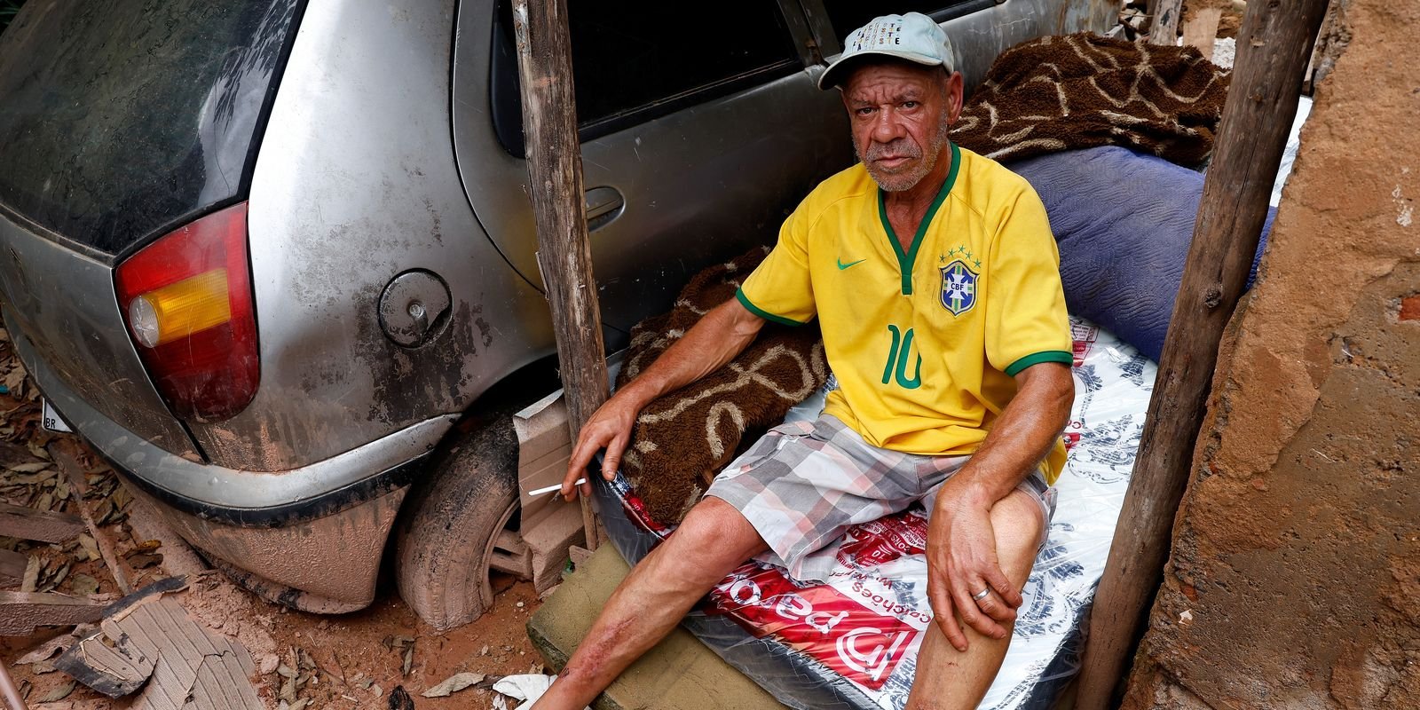 Morador de Juiz de Fora vive entre escombros de casa atingida por lama