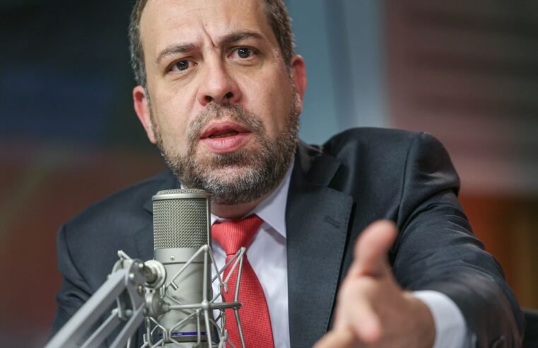 “Negociamos com os caminhoneiros”, diz Boulos sobre greve da categoria