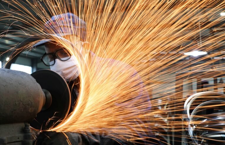 Pouco mais da metade das indústrias planeja investir em 2026