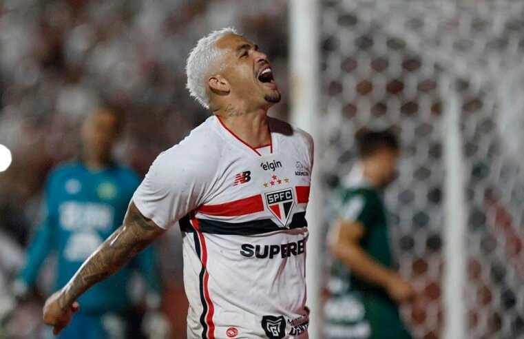 São Paulo vence Chapecoense e assume liderança isolada do Brasileiro