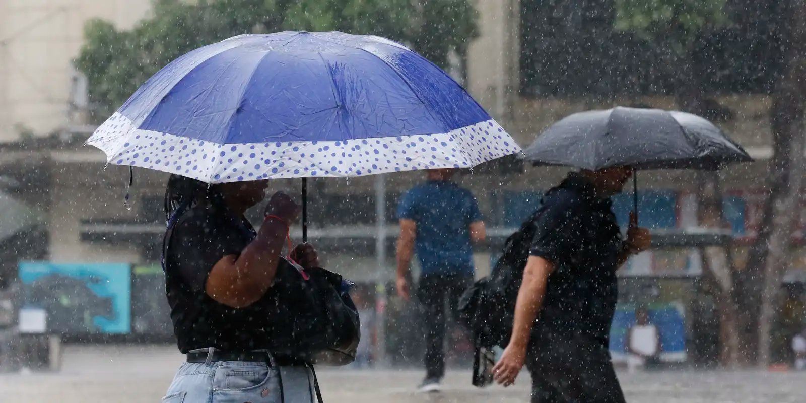 Semana começa com alerta laranja de chuvas intensas em 17 estados