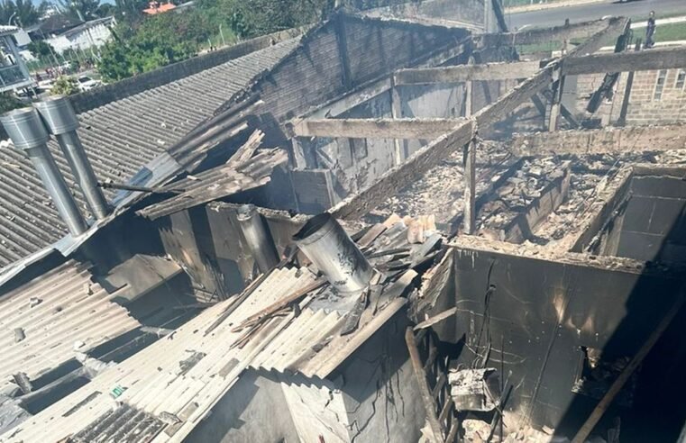 Avião de pequeno porte cai em Capão da Canoa sobre restaurante