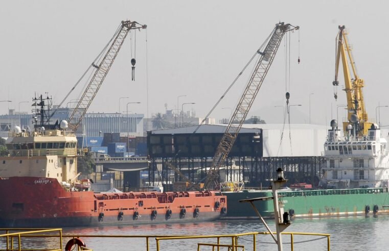 Balança comercial tem superávit mais baixo para março desde 2020