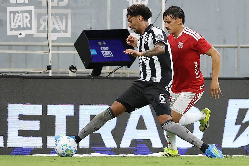 Botafogo e Internacional empatam em 2º tempo com 4 gols no Mané Garrincha