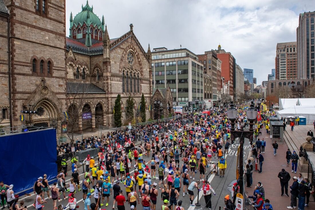 Brasileiro abre mão de recorde para ajudar corredor exausto na Maratona de Boston