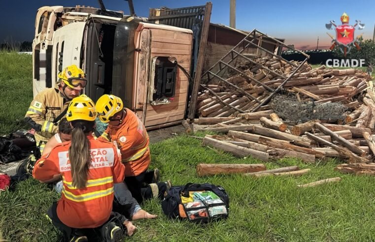 Caminhão carregado com madeira tomba e deixa dois feridos em Santa Maria