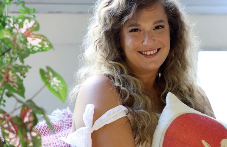 Cantora Alice Caymmi lança álbum em homenagem ao avô