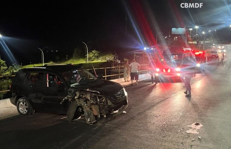 Carro colide contra mureta na barragem do Lago Paranoá e deixa mulher ferida