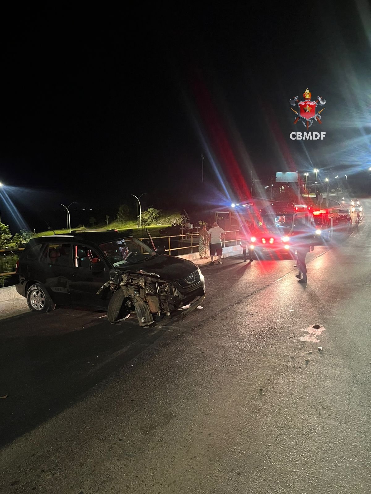 Carro colide contra mureta na barragem do Lago Paranoá e deixa mulher ferida