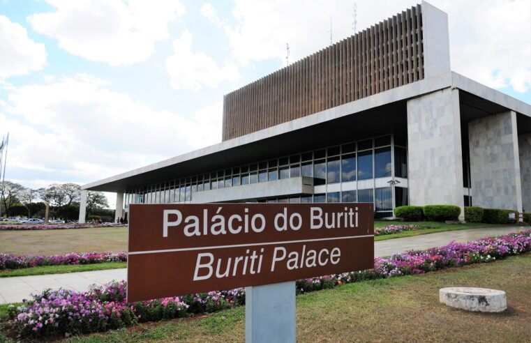 Celina Leão assina decreto para corte de gastos no DF