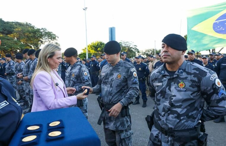 Celina Leão homenageia PMs promovidos após redução de interstício no DF