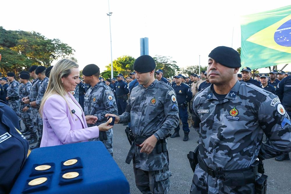 Celina Leão homenageia PMs promovidos após redução de interstício no DF