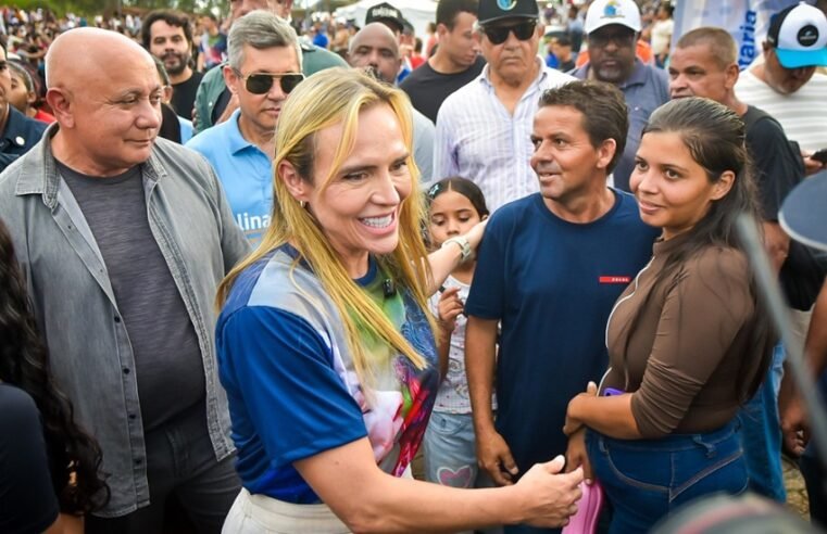 Celina Leão prestigia Via Sacra de Planaltina com milhares de fiéis