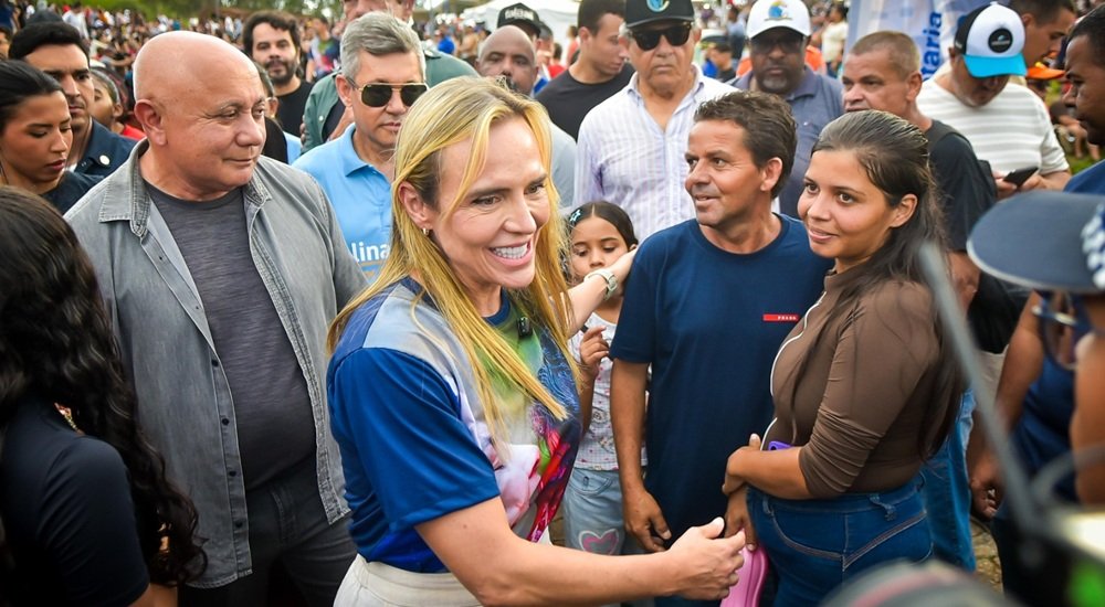 Celina Leão prestigia Via Sacra de Planaltina com milhares de fiéis