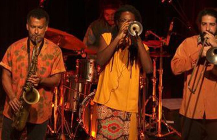 Cena Musical exibe show que celebra dez anos da banda Afrojazz