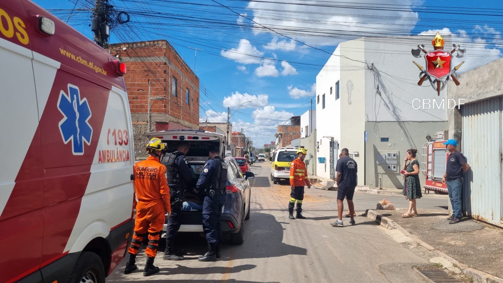 Colisão entre van escolar e caminhão deixa crianças feridas no Itapuã II
