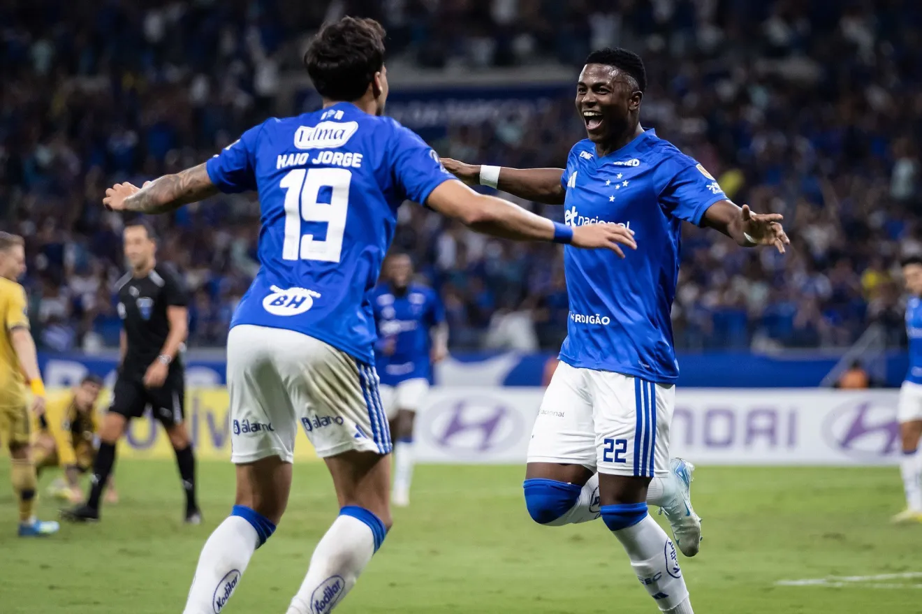 Cruzeiro vence Boca Juniors em jogo tenso e assume liderança do grupo na Libertadores