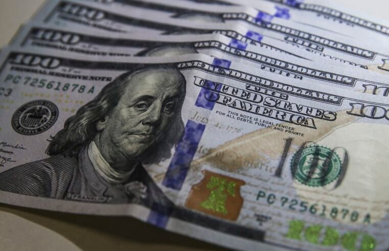 Dólar volta a R$ 5, e bolsa cai com tensão no Oriente Médio