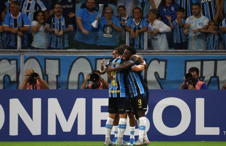 Em jogo com 3 gols anulados e 2 expulsões, Grêmio bate Coritiba e volta a vencer no Brasileirão