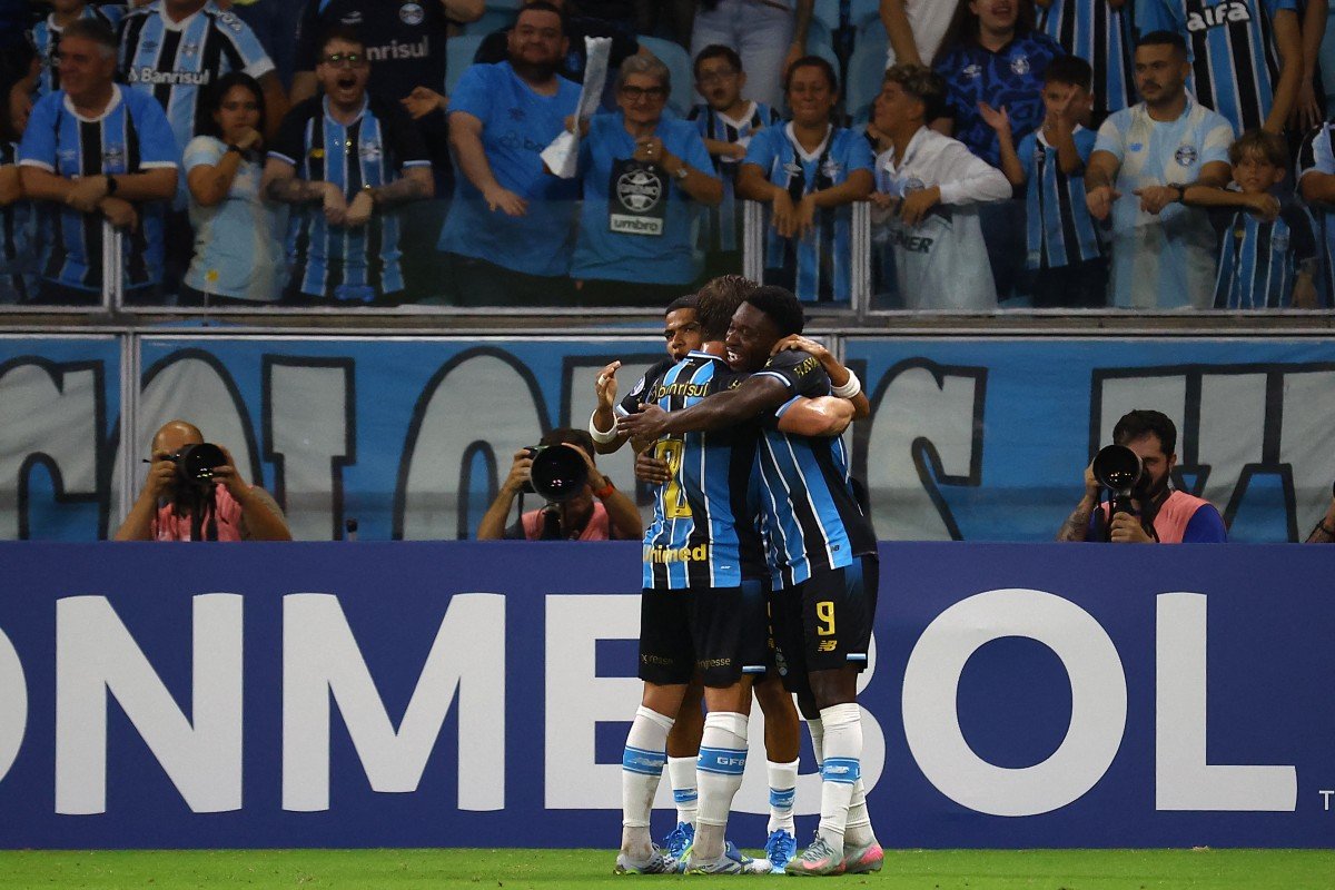 Em jogo com 3 gols anulados e 2 expulsões, Grêmio bate Coritiba e volta a vencer no Brasileirão