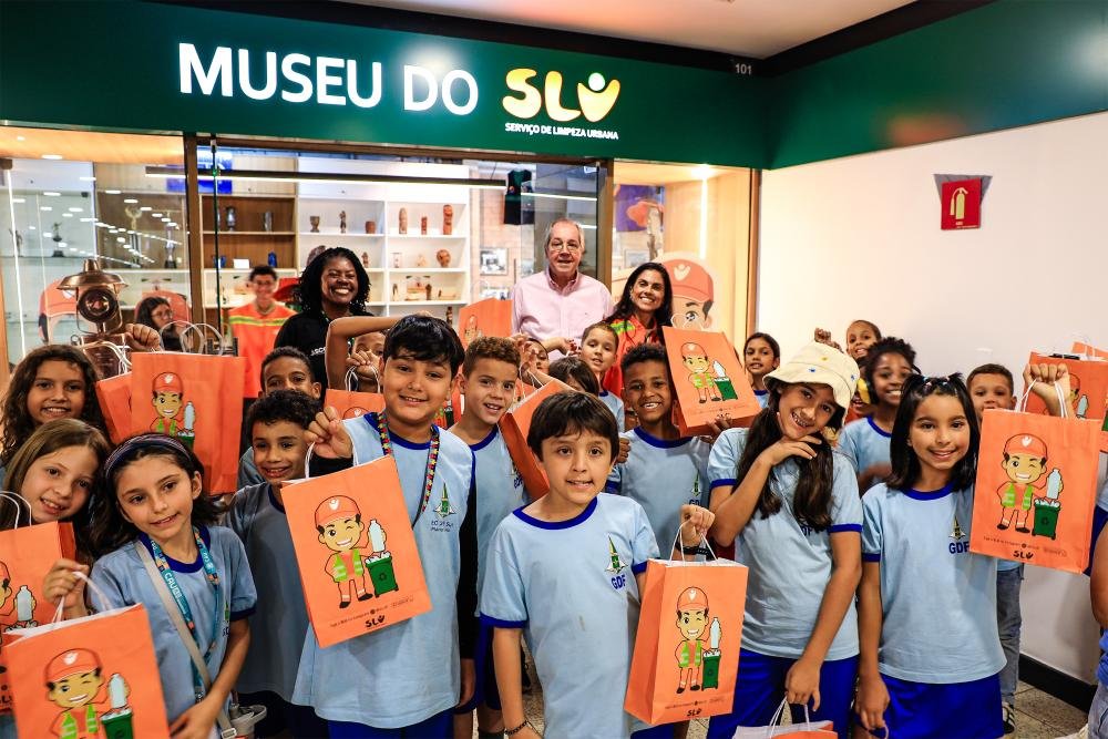 Estudantes da 305 Sul visitam museu do SLU-DF para aprender sobre resíduos