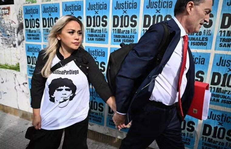 Ex-mulher de Maradona acusa médicos indiciados em julgamento pela morte do jogador: ‘Assasinos’